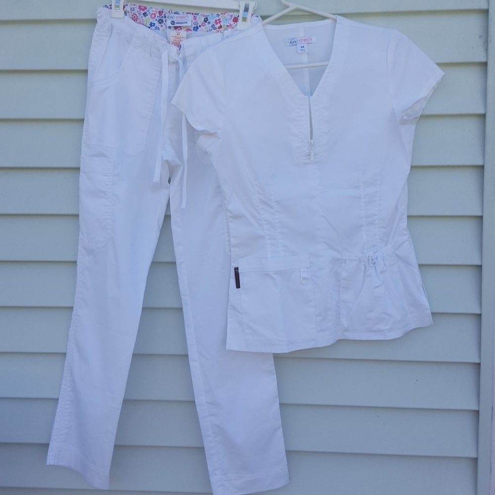 Koi stretch scrub set